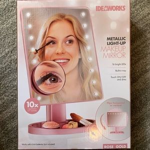 Light-up makeup mirror